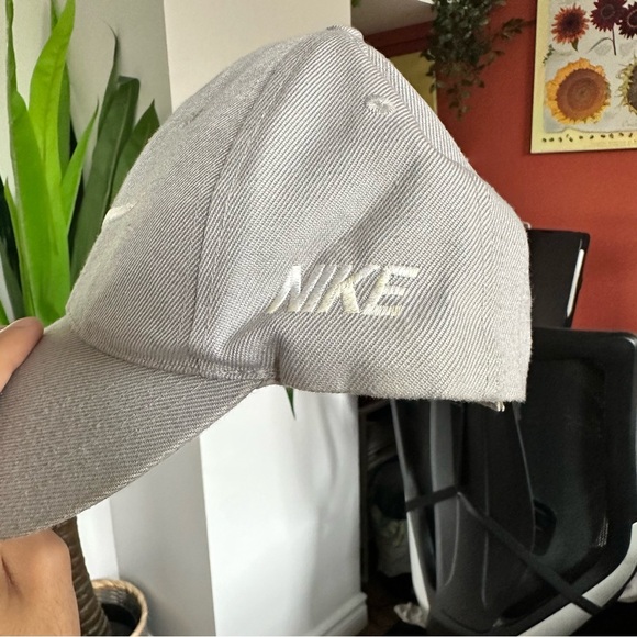 Grey Nike Baseball Cap - Picture 2 of 3